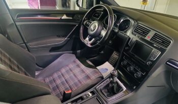 
									Volkswagen Golf GTI lleno								